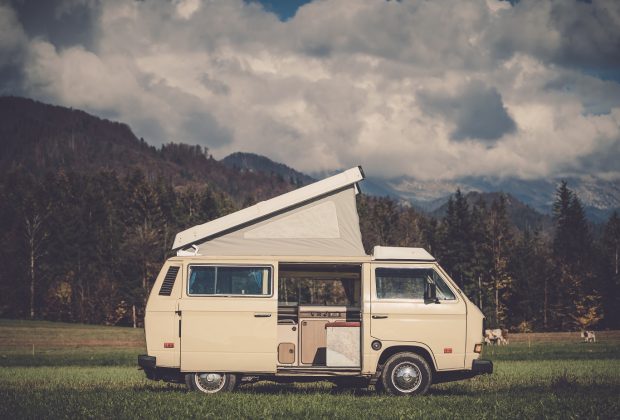 Przyczepa kempingowa czy kamper Co wybrać na objazdowe wakacje